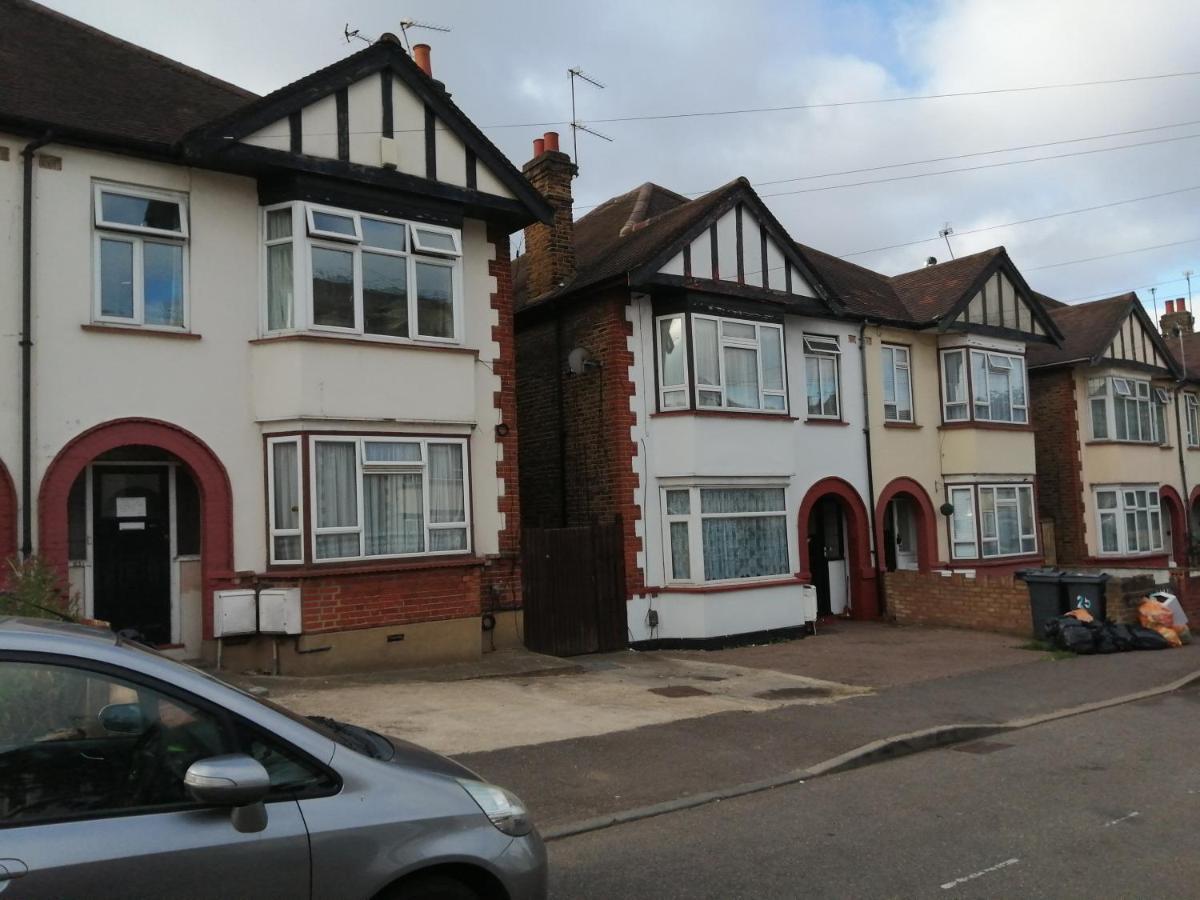 Lovely 3 Bedrooms Flat Near Romford Station With Free Parking Exteriör bild